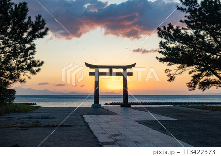 長崎の池の御前神社の鳥居からの朝焼け01 113422373