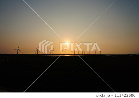 【台湾】高美湿地の夕日と風車の景色 【台湾】高美湿地の夕日と風車の景色 113422600