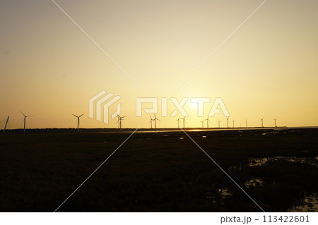 【台湾】高美湿地の夕日と風車の景色 【台湾】高美湿地の夕日と風車の景色 113422601