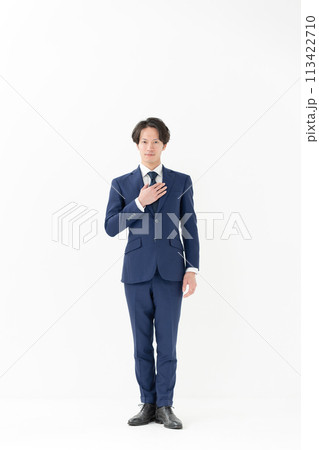 ビジネス　男性　全身　立ち姿 113422710