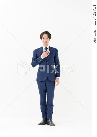ビジネス　男性　全身　立ち姿 113422711