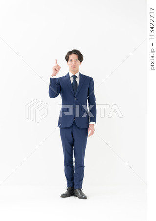 ビジネス 男性 全身 指差し ビジネス 男性 全身 指差し 113422717