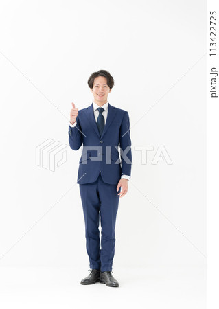 ビジネス　男性　全身　サムズアップ 113422725