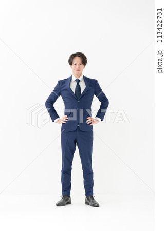 ビジネス　男性　全身　仁王立ち 113422731