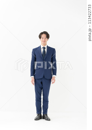 ビジネス　男性　全身　立ち姿 113422733