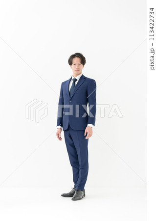 ビジネス　男性　全身　立ち姿 113422734