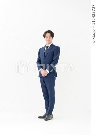 ビジネス　男性　全身　立ち姿 113422737