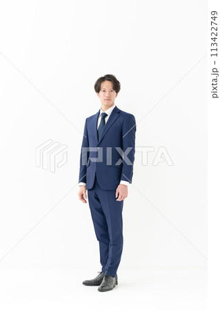 ビジネス　男性　全身　立ち姿 113422749