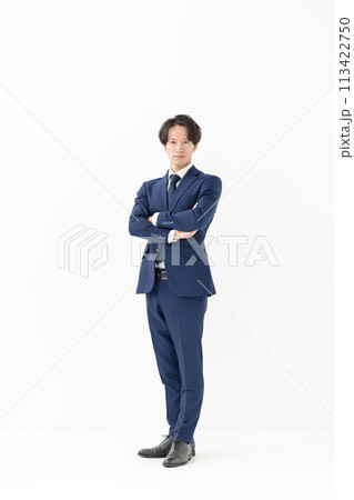 ビジネス　男性　全身　腕組み 113422750