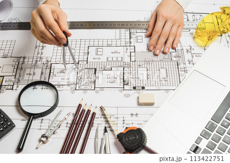 Unrecognizable architect drawing plan 113422751