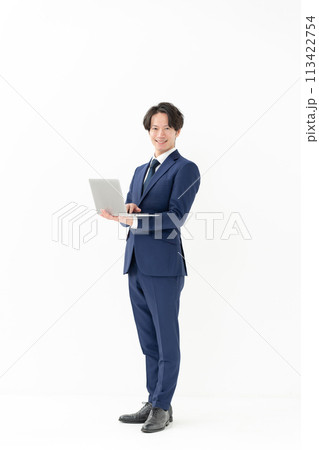 ビジネス　男性　全身　パソコン 113422754