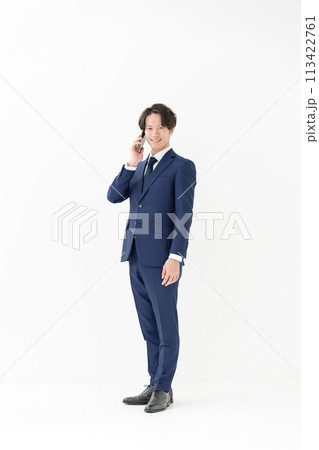ビジネス　男性　全身　スマートフォン 113422761