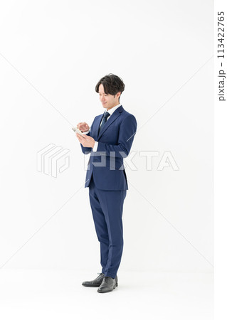 ビジネス　男性　全身　スマホ 113422765