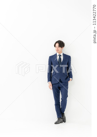 ビジネス　男性　全身　おしゃれ 113422770