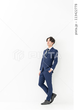 ビジネス　男性　全身　おしゃれ 113422778