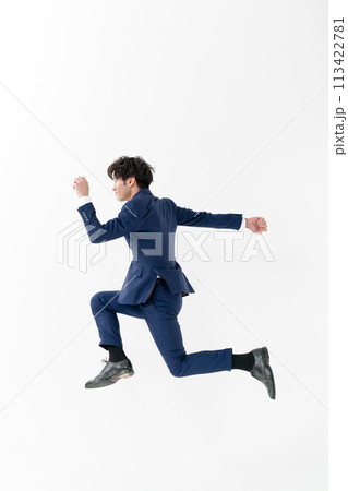 ビジネス　男性　全身　ジャンプ 113422781