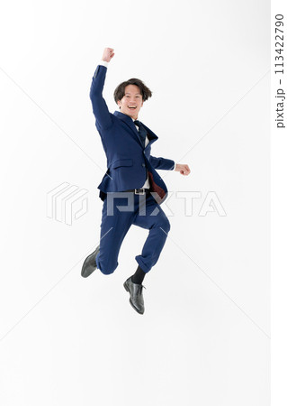 ビジネス　男性　全身　ジャンプ 113422790