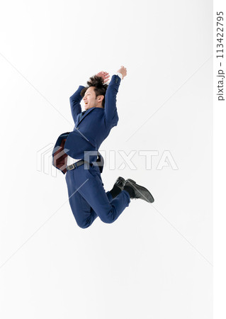 ビジネス　男性　全身　ジャンプ 113422795