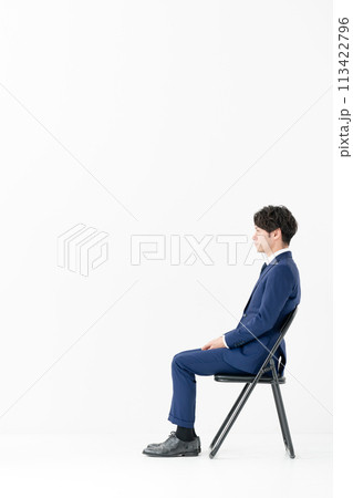 ビジネス 男性 全身 横向き 座る ビジネス 男性 全身 横向き 座る 113422796