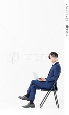 ビジネス 男性 全身 横向き 座る パソコン ビジネス 男性 全身 横向き 座る パソコン 113422797