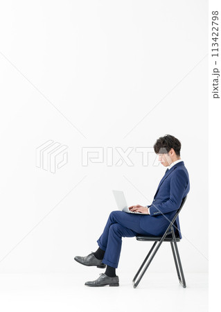 ビジネス　男性　全身　横向き　座る　パソコン 113422798