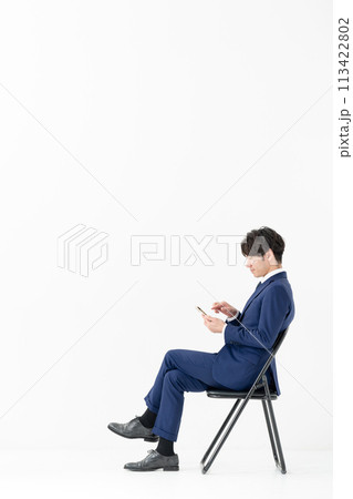 ビジネス 男性 全身 横向き 座る スマホ ビジネス 男性 全身 横向き 座る スマホ 113422802