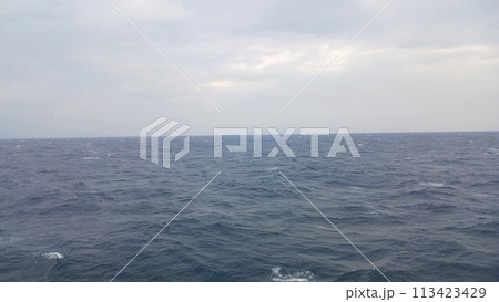 海に差し込む光 113423429