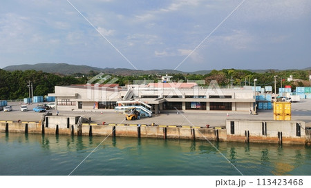 フェリーから見た兼城港ターミナル 113423468