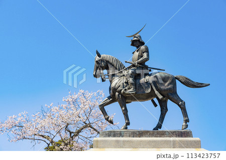 桜の青葉城址と伊達政宗騎馬像 113423757