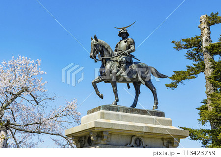 桜の青葉城址と伊達政宗騎馬像 113423759
