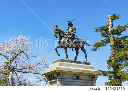 桜の青葉城址と伊達政宗騎馬像 113423760