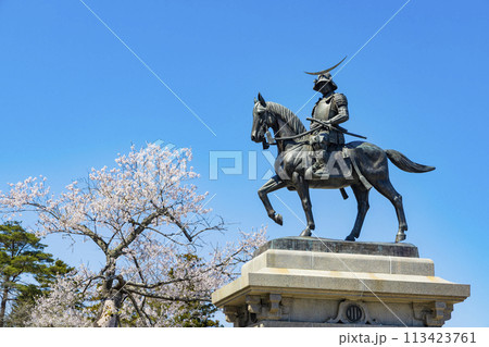 桜の青葉城址と伊達政宗騎馬像 113423761