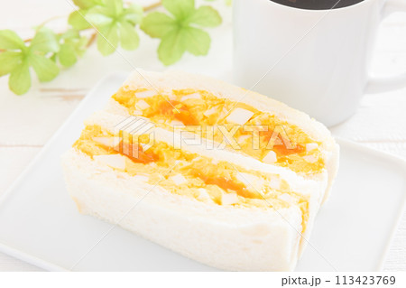 おいしい玉子サンドとホットコーヒー おいしい玉子サンドとホットコーヒー 113423769