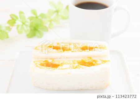 おいしい玉子サンドとホットコーヒー 113423772