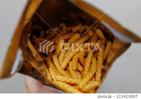 細いかっぱえびせん 113423897