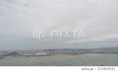 飛行機から見た那覇空港周辺の風景 113424531