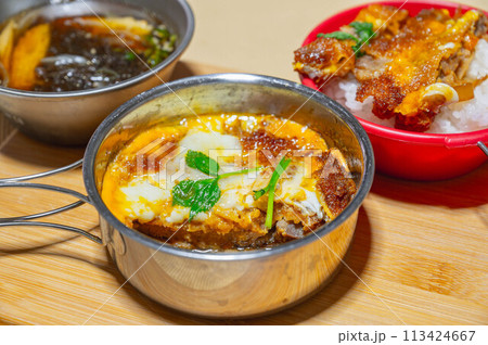 アウトドアで食べるカツ丼 113424667