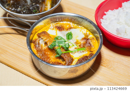 アウトドアで食べるカツ丼 113424669