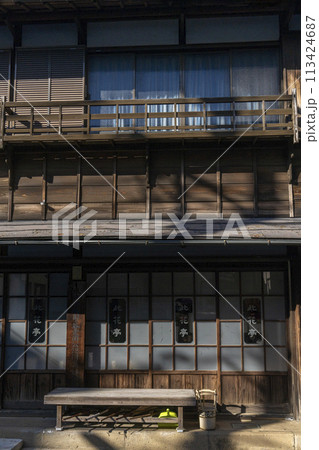 板塀と硝子障子と井戸ポンプが温かさと懐古の情を引き立てる・豊島区・雑司ヶ谷 113424687
