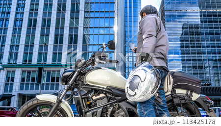 バイク 東京ツーリング スマホを操作するライダー バイク 東京ツーリング スマホを操作するライダー 113425178