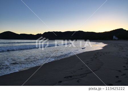 南伊豆　弓ヶ浜の美しい夕暮れ（静岡県） 113425222