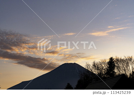 雲を茜色に染める富士の夕焼け・忍野村 雲を茜色に染める富士の夕焼け・忍野村 113425239