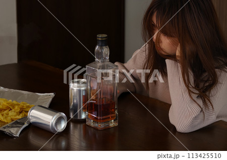 深酒で酔い潰れる女性 113425510
