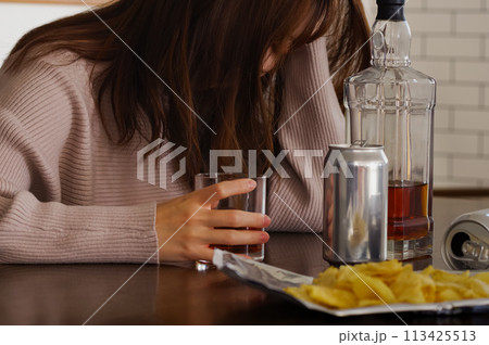 深酒で酔い潰れる女性 113425513