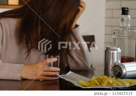 深酒で酔い潰れる女性 113425515
