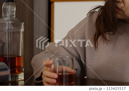 深酒で酔い潰れる女性 113425517