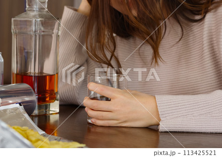 深酒で酔い潰れる女性 113425521