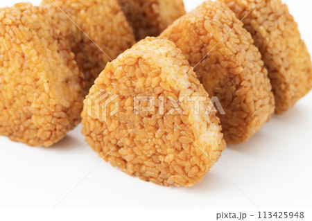 冷凍焼きおにぎり　白背景 113425948