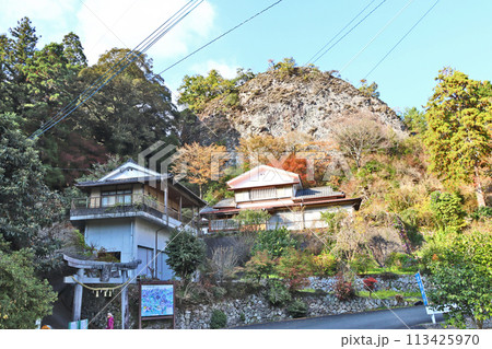 福岡県朝倉郡東峰村の岩屋神社参道入り口と鳥居 福岡県朝倉郡東峰村の岩屋神社参道入り口と鳥居 113425970