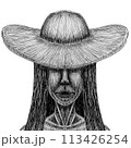 白黒の不気味な帽子をかぶった女性 113426254